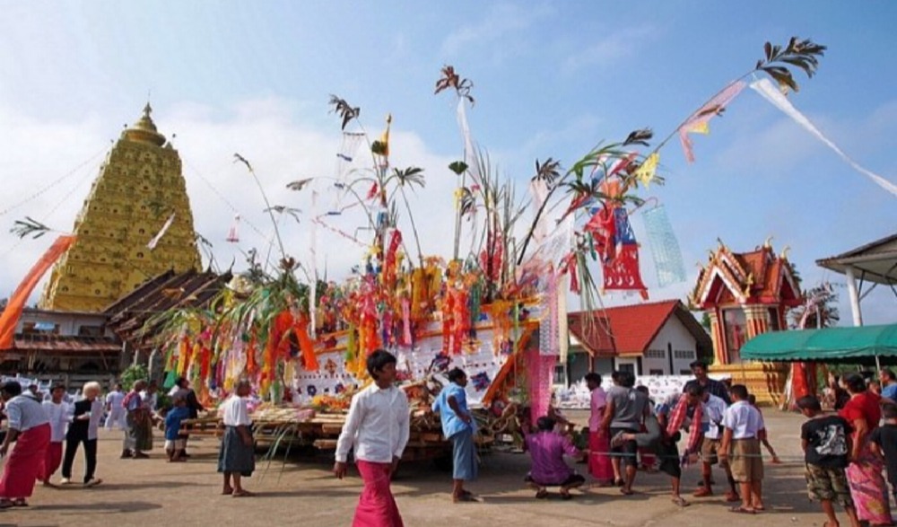 ประเพณีลอยเรือจำลองสะเดาะเคราะห์