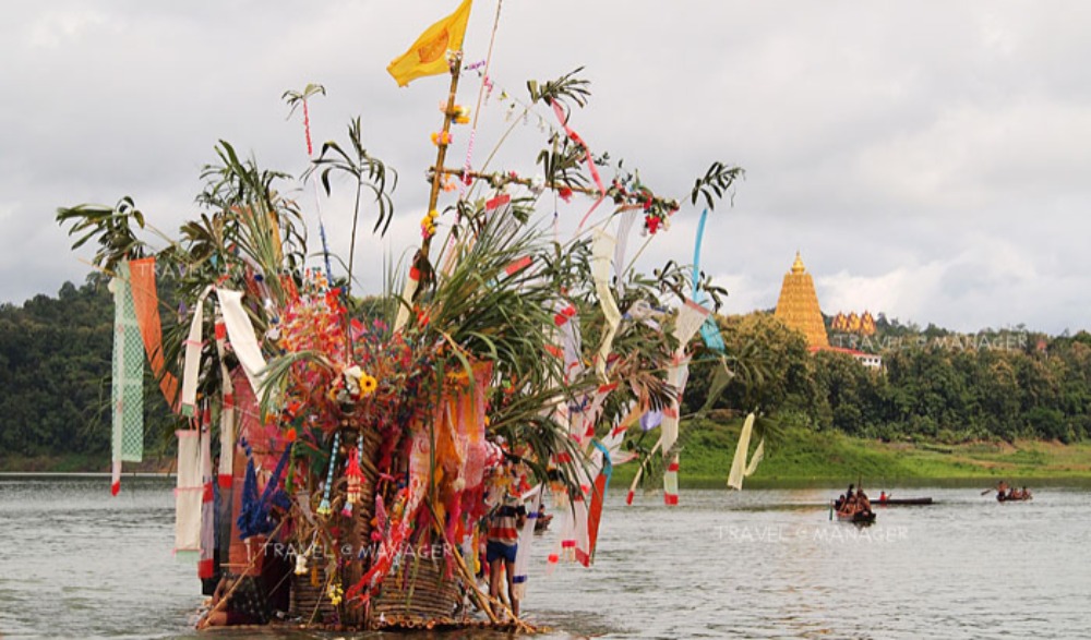 ประเพณีลอยเรือจำลองสะเดาะเคราะห์