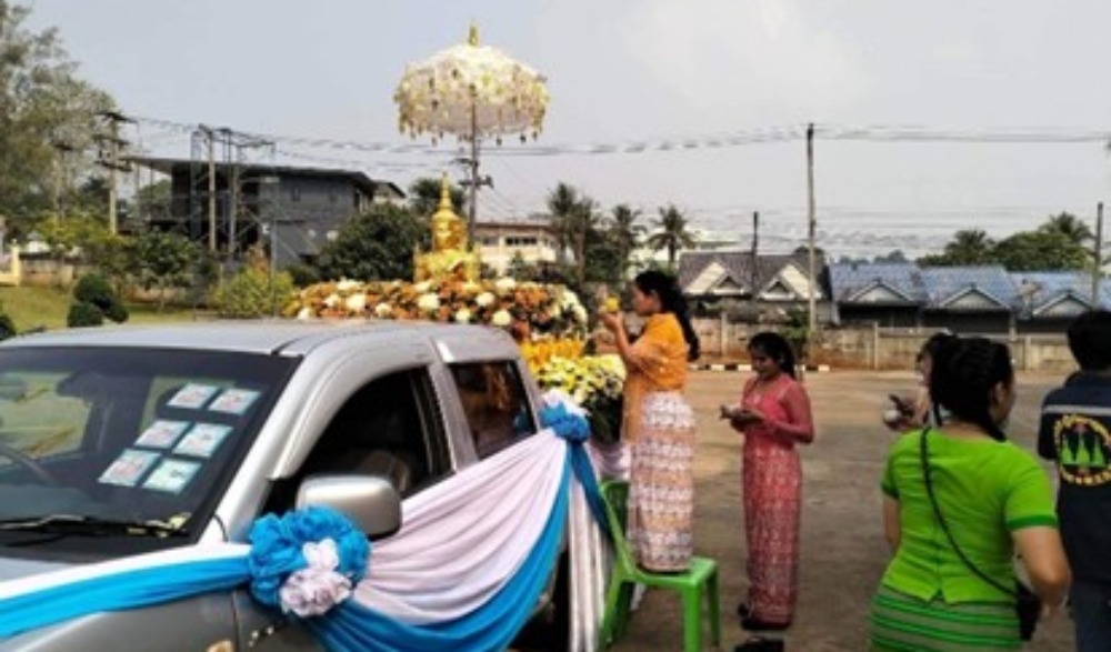 ประเพณีสรงน้ำพระพุทธรูปทองคำ วัดท่าขนุน