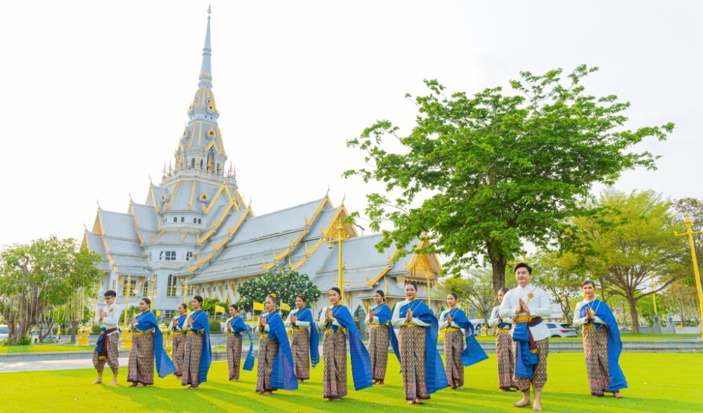 พิธีรำถวายพุทธบูชาหลวงพ่อโสธร ในงานประเพณีอัญเชิญหลวงพ่อโสธรขึ้นจากแม่น้ำบางปะกง ประจำปี ๒๕๖๗