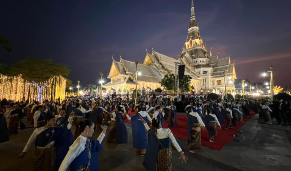 พิธีรำถวายพุทธบูชาหลวงพ่อโสธร ในงานประเพณีอัญเชิญหลวงพ่อโสธรขึ้นจากแม่น้ำบางปะกง ประจำปี ๒๕๖๗