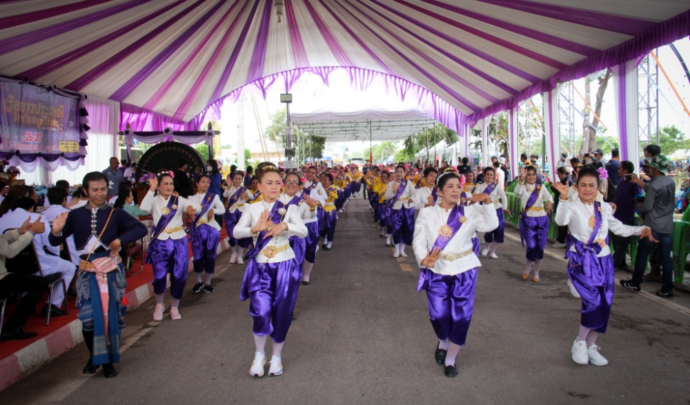 งานประเพณีแข่งขันเรือยาวชิงถ้วยพระราชทาน ประจำจังหวัดสมุทรสาคร