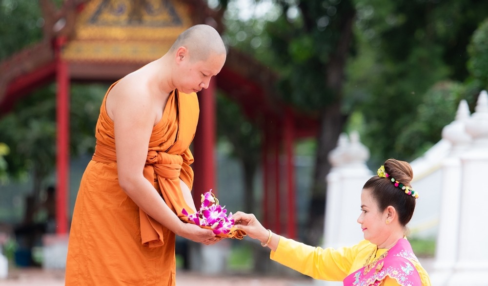 ตักบาตรดอกไม้ - ล้างเท้าพระ