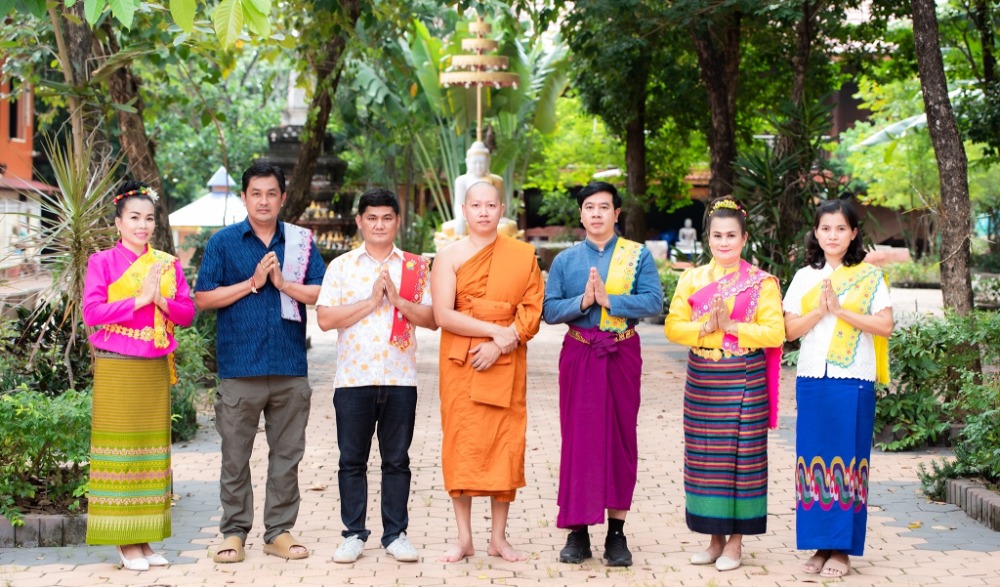 ตักบาตรดอกไม้ - ล้างเท้าพระ