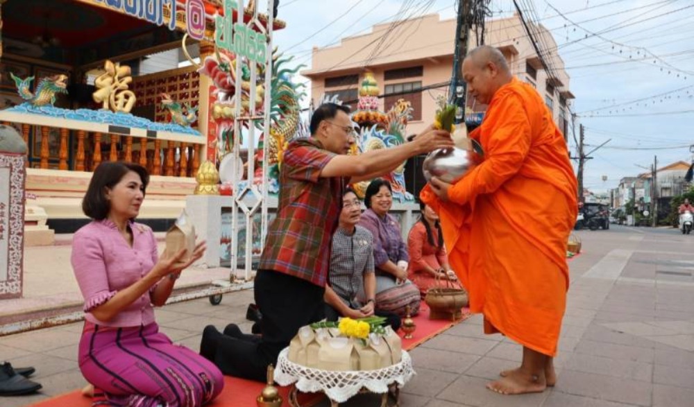 กิจกรรมตักบาตรย้อนยุค วิถีถิ่น วิถีไทย ถนนคนเดินยโสธร เมืองเก่าบ้านสิงห์ท่า ประจำปีงบประมาณ พ.ศ. ๒๕๖๘