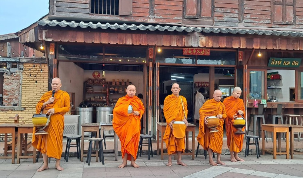 กิจกรรมตักบาตรย้อนยุค วิถีถิ่น วิถีไทย ถนนคนเดินยโสธร เมืองเก่าบ้านสิงห์ท่า ประจำปีงบประมาณ พ.ศ. ๒๕๖๘