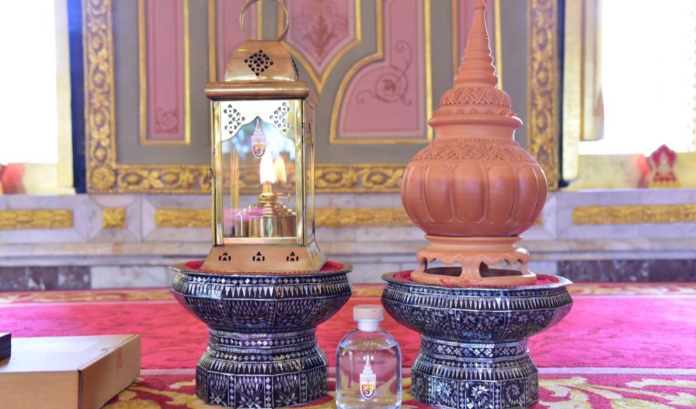 พิธีรับไฟพระฤกษ์ และน้ำพระพุทธมนต์ประทานของสมเด็จพระอริยวงศาคตญาณ สมเด็จพระสังฆราช สกลมหาสังฆปริณายก ในพิธีสวดมนต์ข้ามปี เสริมสิริมงคลทั่วไทย ส่งท้ายปีเก่า ต้อนรับศักราชใหม่ ๒๕๖๘