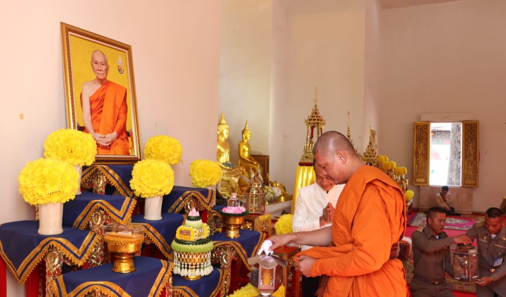 พิธีรับไฟพระฤกษ์ และน้ำพระพุทธมนต์ประทานของสมเด็จพระอริยวงศาคตญาณ สมเด็จพระสังฆราช สกลมหาสังฆปริณายก ในพิธีสวดมนต์ข้ามปี เสริมสิริมงคลทั่วไทย ส่งท้ายปีเก่า ต้อนรับศักราชใหม่ ๒๕๖๘