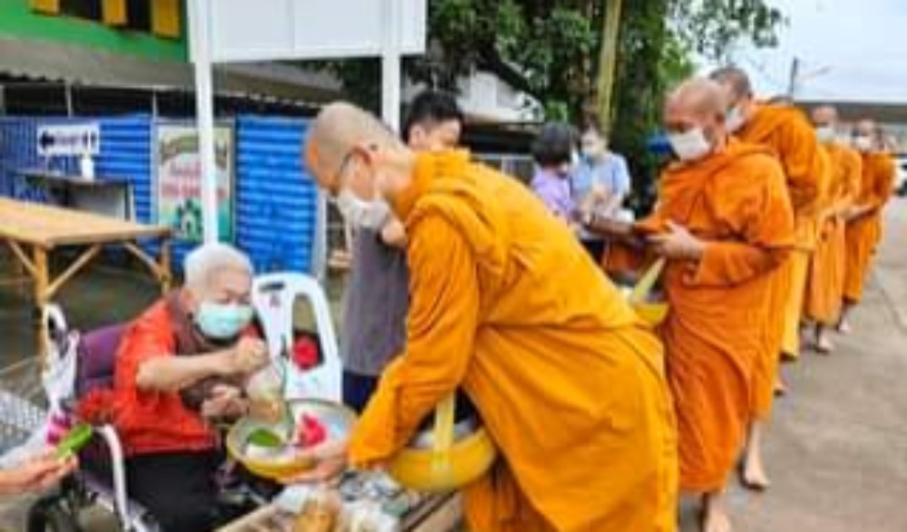 โครงการ "หิ้วตะกร้า นุ่งผ้าซิ่น นั่งแคร่ไม้ ใส่บาตรพระทุกวันอาทิตย์"