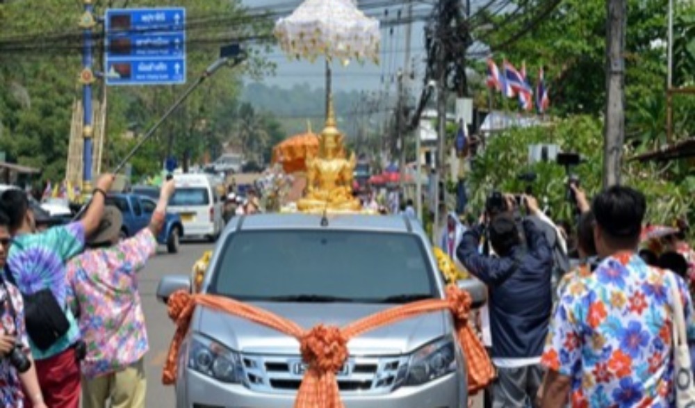 ประเพณีสรงน้ำพระพุทธรูปทองคำวัดท่าขนุน