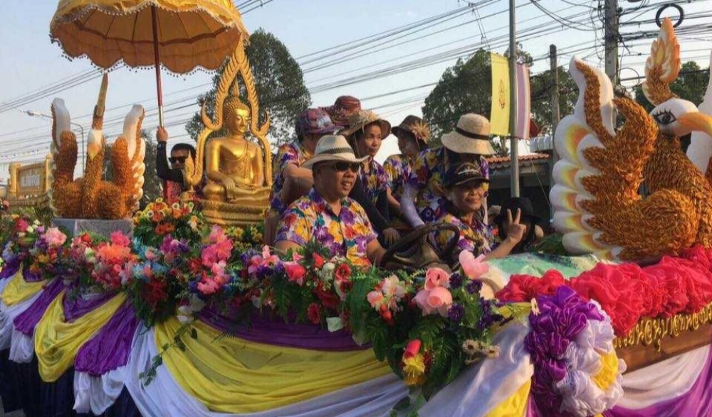 งานประเพณีสงกรานต์ แห่ปราสาทผึ้งของ อำเภอหนองปรือ