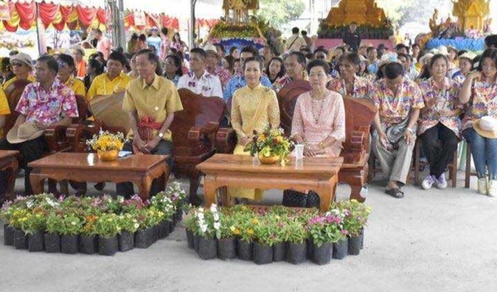 งานประเพณีสงกรานต์ แห่ปราสาทผึ้งของ อำเภอหนองปรือ