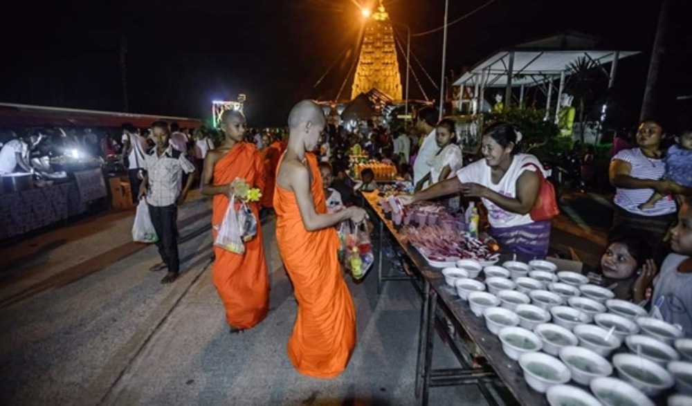 ประเพณีรดน้ำต้นโพธิ์ และออกร้านตลาดนิพพาน