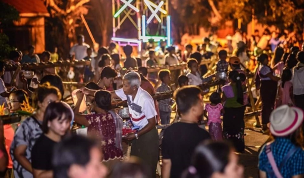 ประเพณีรดน้ำต้นโพธิ์ และออกร้านตลาดนิพพาน