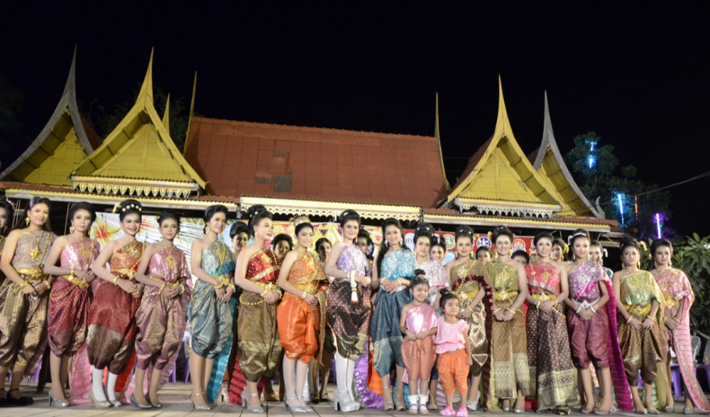 ประเพณีสงกรานต์บ้านหนองขาว “ผ้าขาวม้าร้อยสี สืบสานประเพณี สู่วิถีชุมชน”
