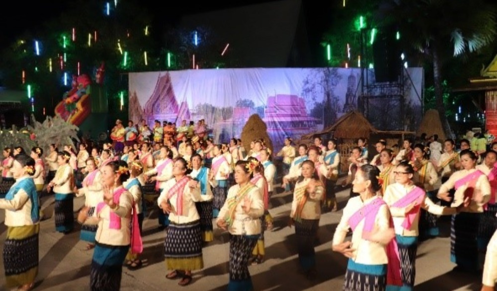 ประเพณีสงกรานต์บ้านหนองขาว “ผ้าขาวม้าร้อยสี สืบสานประเพณี สู่วิถีชุมชน”