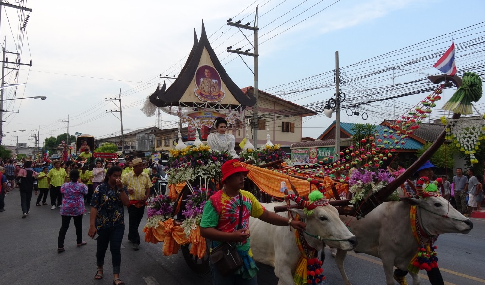 ประเพณีสงกรานต์บ้านหนองขาว “ผ้าขาวม้าร้อยสี สืบสานประเพณี สู่วิถีชุมชน”