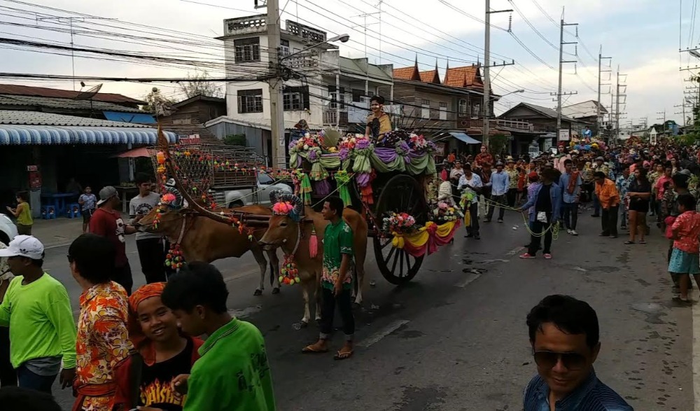 ประเพณีสงกรานต์บ้านหนองขาว “ผ้าขาวม้าร้อยสี สืบสานประเพณี สู่วิถีชุมชน”