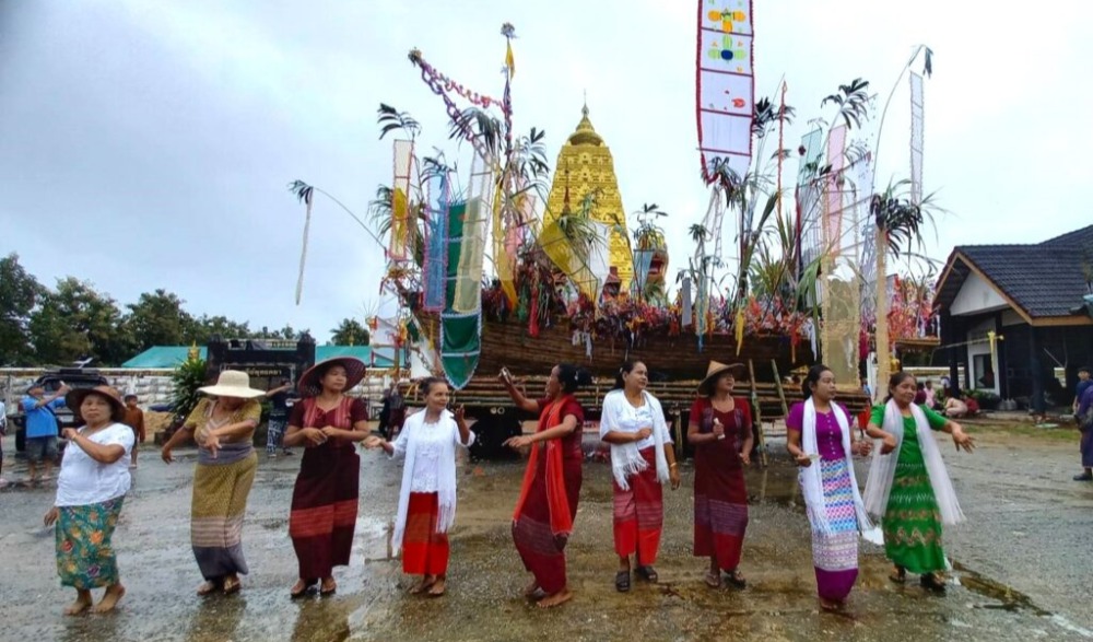 ประเพณีลอยเรือจำลองสะเดาะเคราะห์