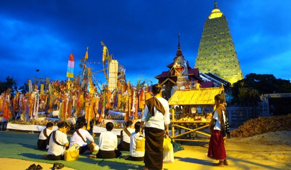 ประเพณีลอยเรือจำลองสะเดาะเคราะห์