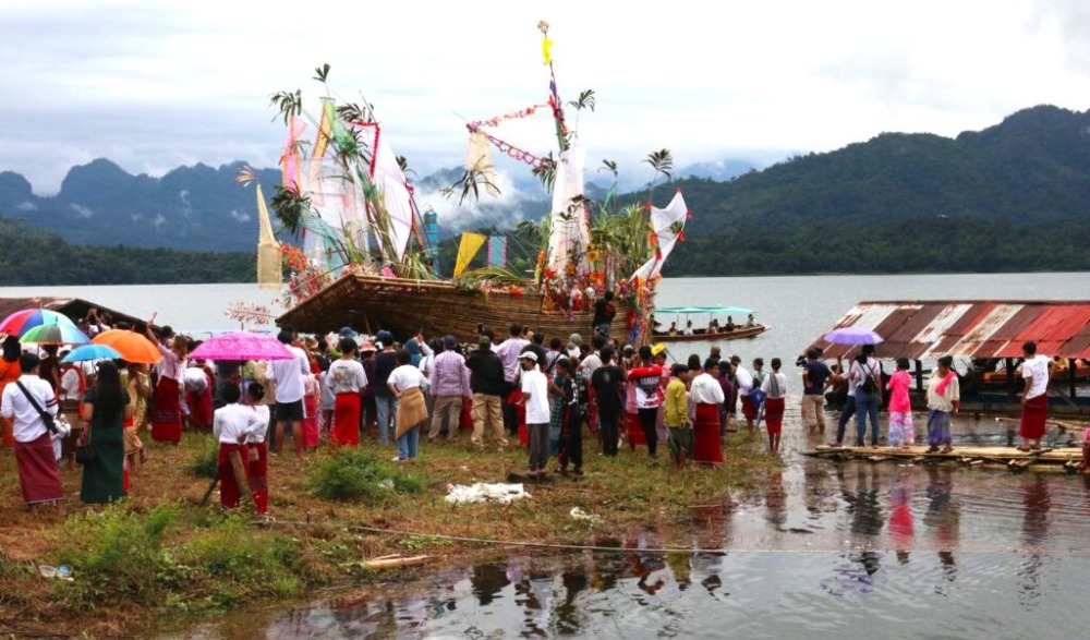 ประเพณีลอยเรือจำลองสะเดาะเคราะห์