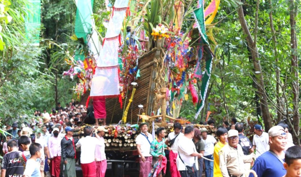 ประเพณีลอยเรือจำลองสะเดาะเคราะห์