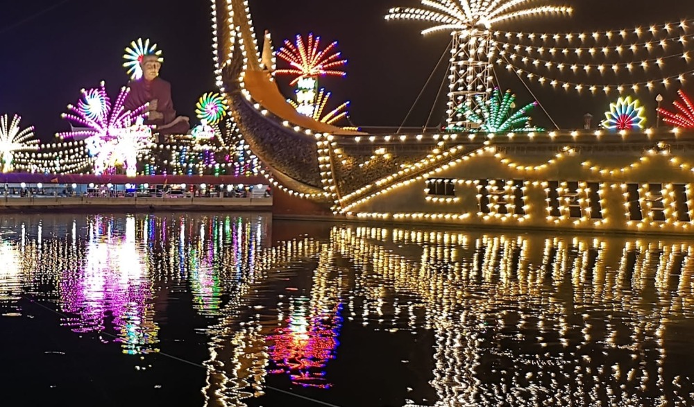 ประเพณีลอยกระทงและทอดกฐินสามัคคีวัดสระลงเรือ