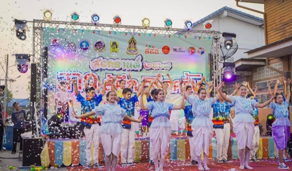 "สาด...สู้ศึกครึกครื้น" สงกรานต์เมืองประจวบคีรีขันธ์