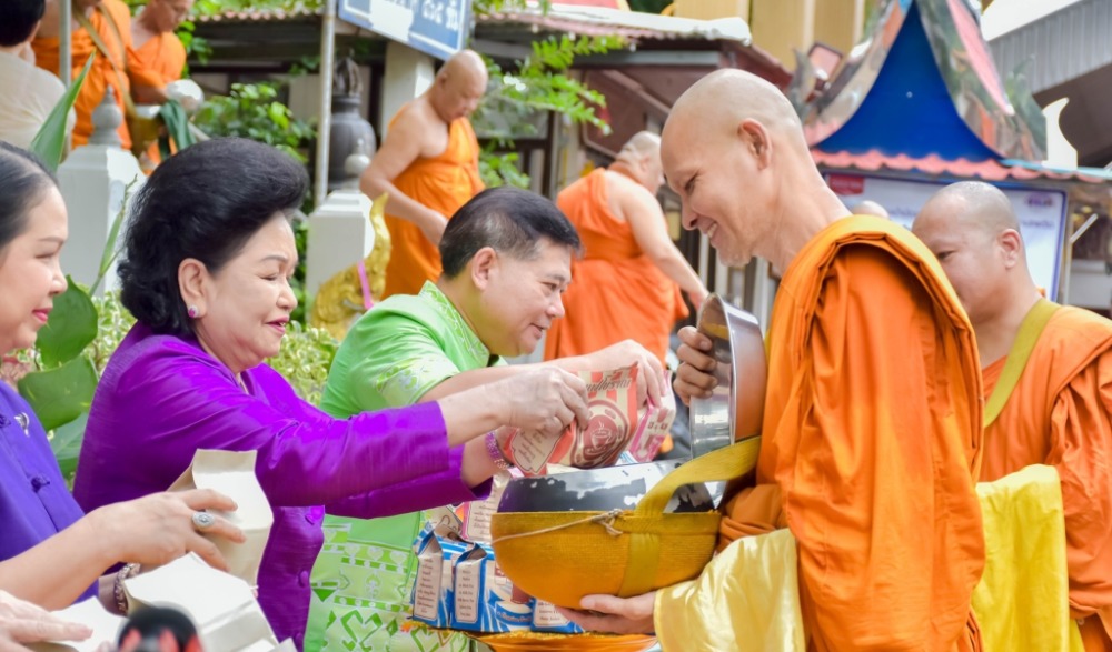 ประเพณีตักบาตรเทโว จังหวัดชัยนาท ประจําปี ๒๕๖๘