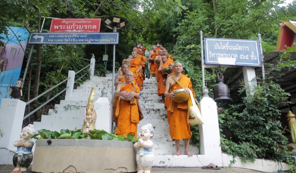 ประเพณีตักบาตรเทโว จังหวัดชัยนาท ประจําปี ๒๕๖๘