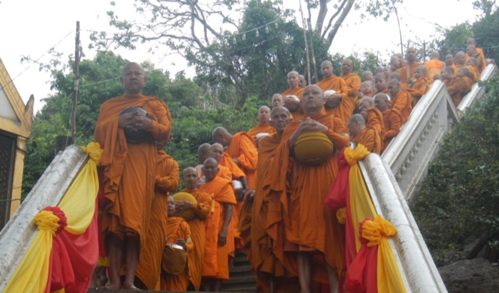 งานประเพณีตักบาตรเทโวเขาช่องกระจก ประจำปี 2568