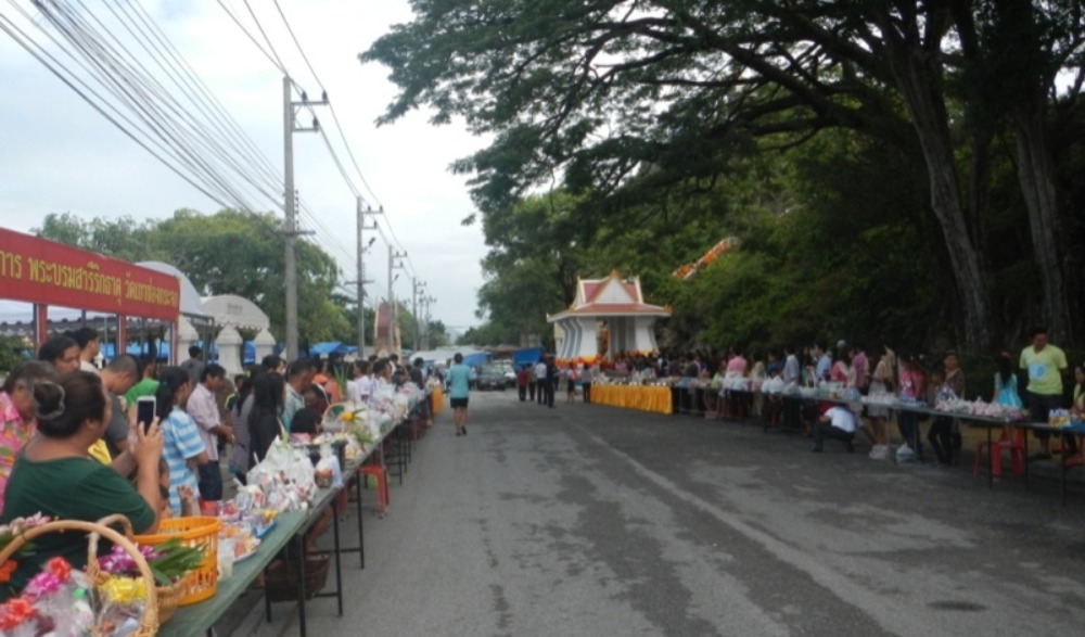 งานประเพณีตักบาตรเทโวเขาช่องกระจก ประจำปี 2568