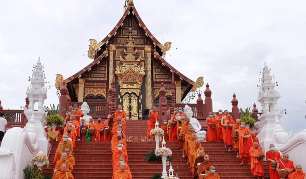 ประเพณีตักบาตรเทโวโรหณะ ประจำปี 2568 หอคำหลวง