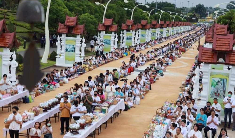 ประเพณีตักบาตรเทโวโรหณะ ประจำปี 2568 หอคำหลวง