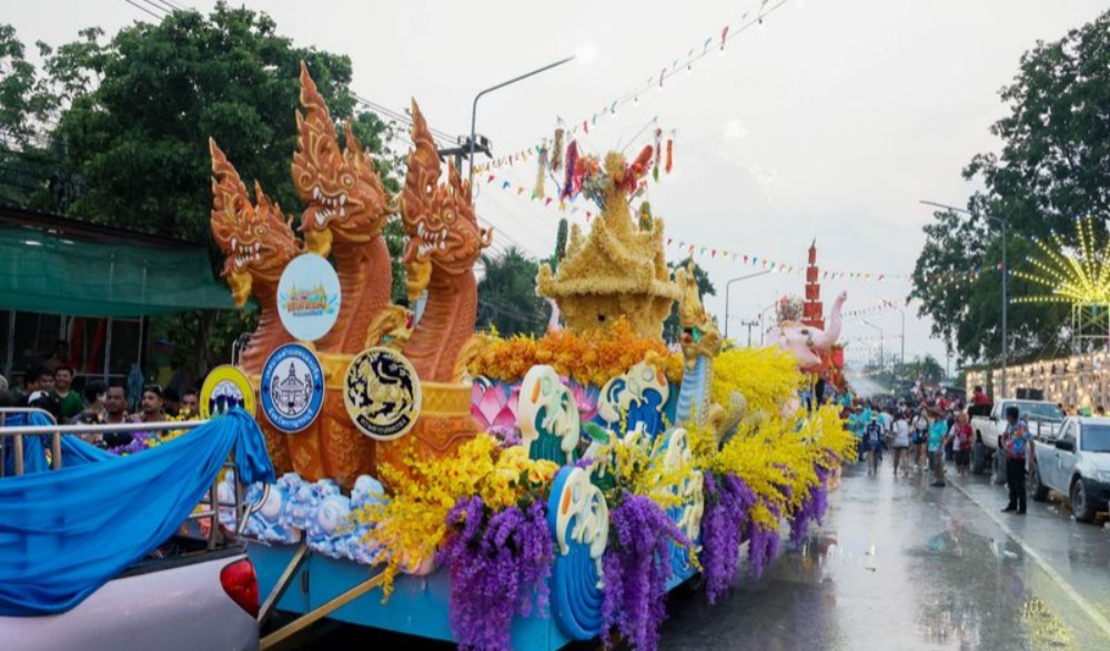 งานประเพณีสงกรานต์ แห่ปราสาทผึ้งของ อำเภอหนองปรือ