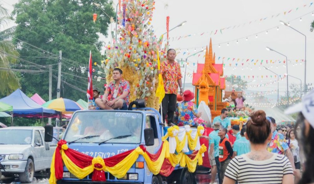 งานประเพณีสงกรานต์ แห่ปราสาทผึ้งของ อำเภอหนองปรือ