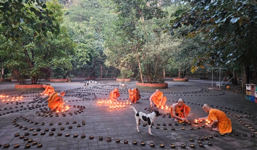 วางผางประทีป ๑๐,๐๐๐ ดวง วัดท่าขนุน เนื่องในวันสำคัญทางพระพุทธศาสนา วันอาสาฬหบูชา