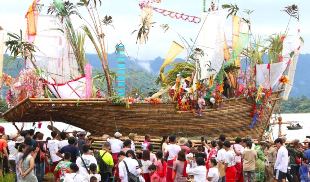 ประเพณีลอยเรือสะเดาะเคราะห์