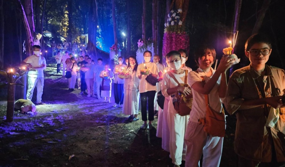 วางผางประทีป ๑๐,๐๐๐ ดวง วัดท่าขนุน เนื่องในวันลอยกระทง