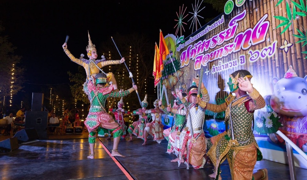 ประเพณีลอยกระทงความสุขใต้แสงจันทร์มหัศจรรย์แห่งลำน้ำทวน