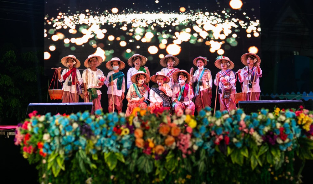 ประเพณีลอยกระทงความสุขใต้แสงจันทร์มหัศจรรย์แห่งลำน้ำทวน