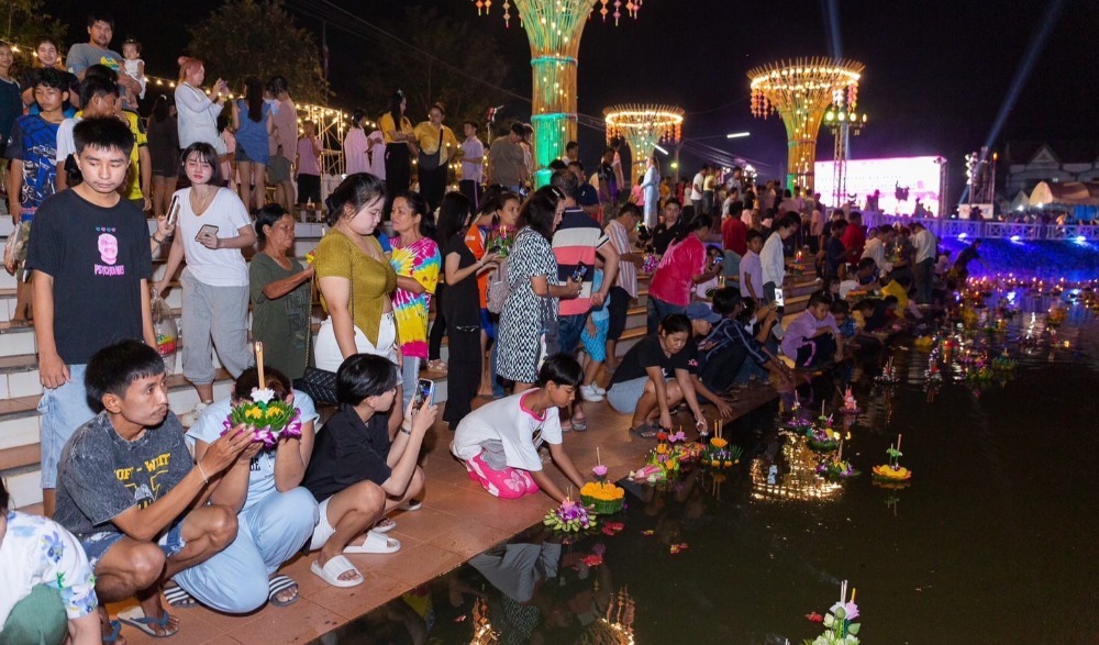 ประเพณีลอยกระทงความสุขใต้แสงจันทร์มหัศจรรย์แห่งลำน้ำทวน