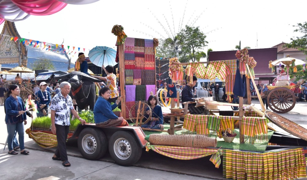 งานประเพณีสงกรานต์ อนุรักษ์วัฒนธรรมสืบสานวิถีชีวิต  อัตลักษณ์ ภูมิปัญญา กลุ่มชาติพันธุ์ลาวเวียงเนินขาม ประจำปีงบประมาณ พ.ศ. ๒๕๖๙