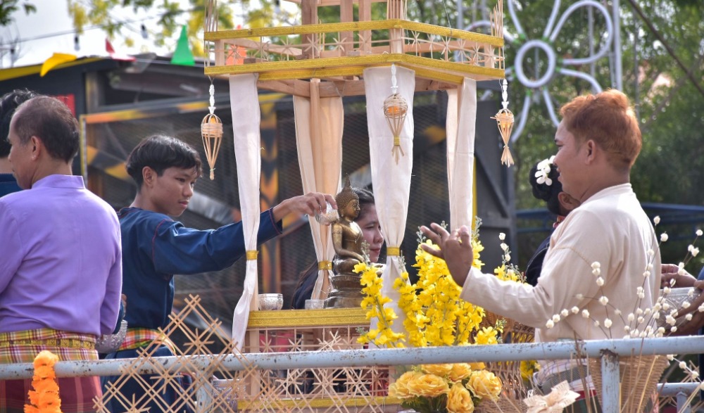 งานประเพณีสงกรานต์ อนุรักษ์วัฒนธรรมสืบสานวิถีชีวิต  อัตลักษณ์ ภูมิปัญญา กลุ่มชาติพันธุ์ลาวเวียงเนินขาม ประจำปีงบประมาณ พ.ศ. ๒๕๖๙