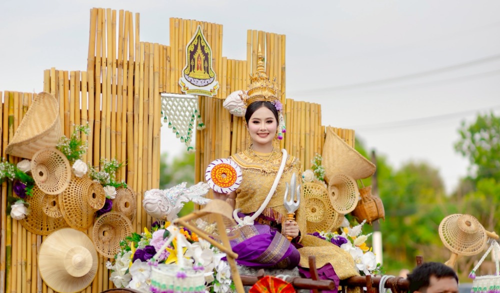 “สงกรานต์บ้านฉัน สืบสานไท ไทย เพิ่มสุขไปทั่วกาญจน์”