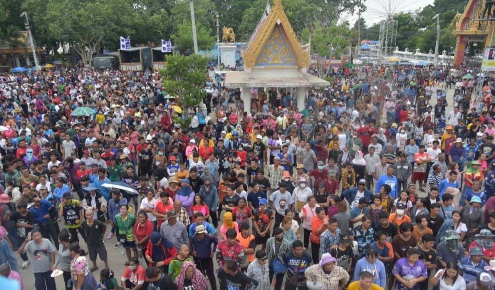 ประเพณีทิ้งทานเทกระจาด ณ วัดไผ่โรงวัว