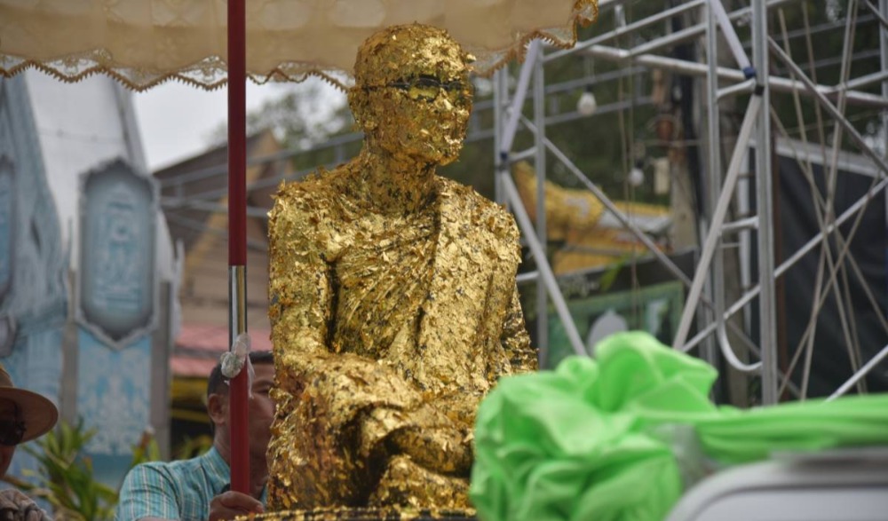 ประเพณีทิ้งทานเทกระจาด ณ วัดไผ่โรงวัว
