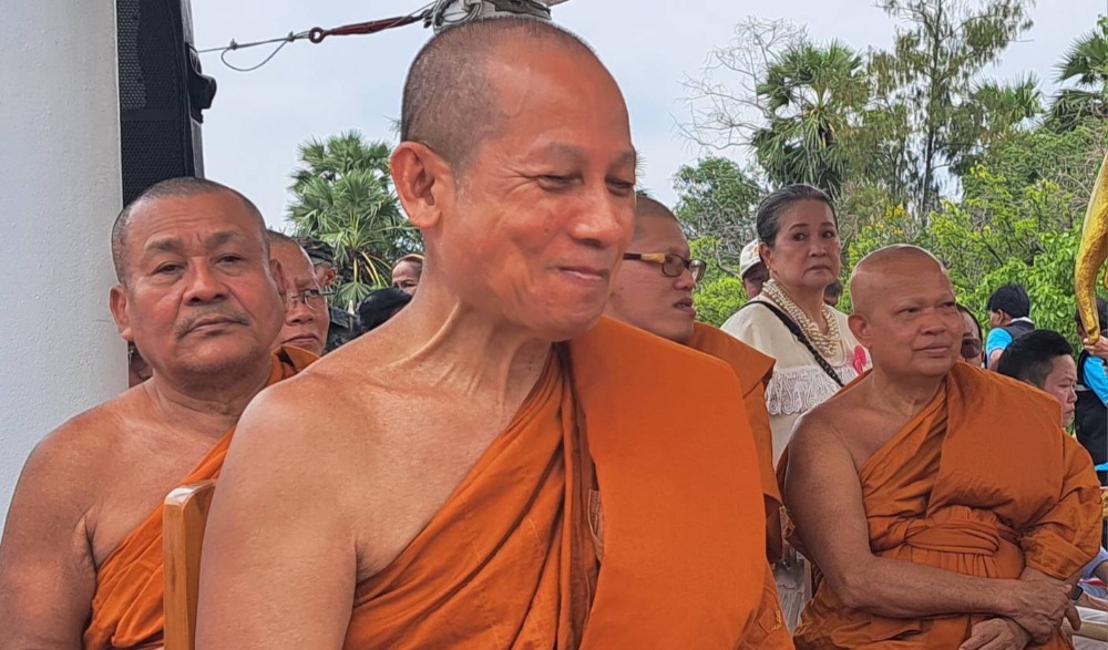 ประเพณีทิ้งทานเทกระจาด ณ วัดไผ่โรงวัว