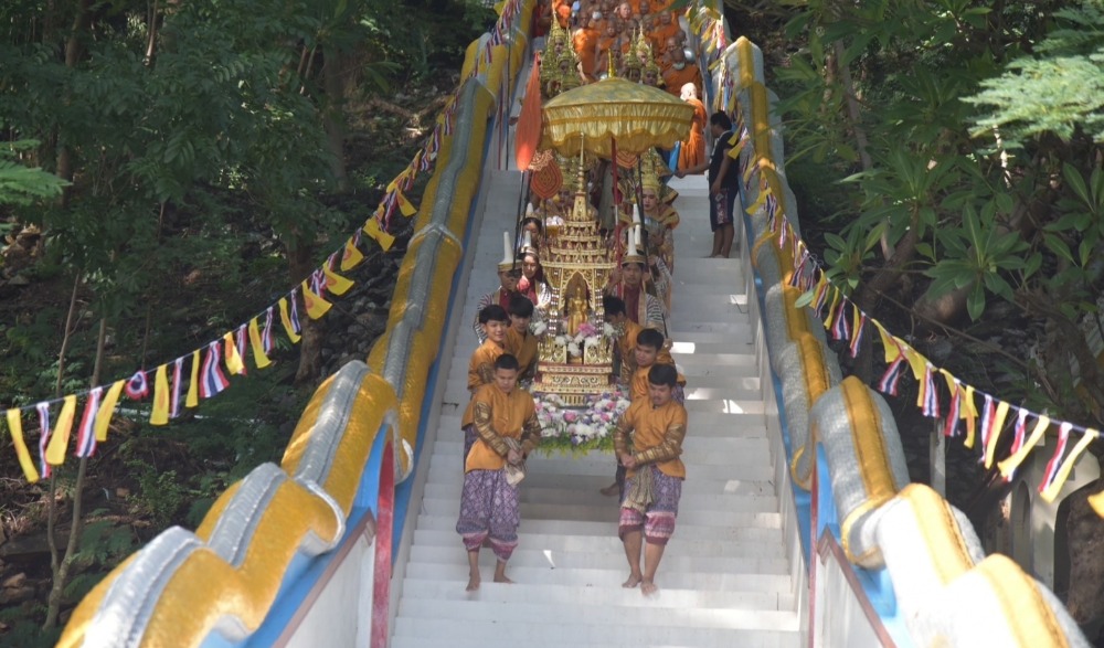 งานประเพณีตักบาตรเทโว วัดเขาดีสลัก