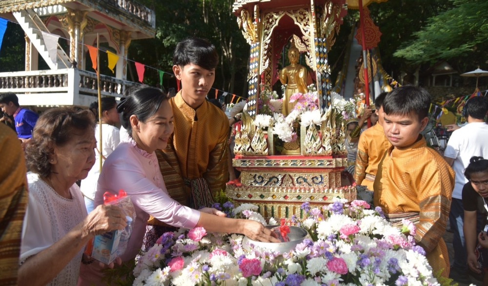 งานประเพณีตักบาตรเทโว วัดเขาดีสลัก
